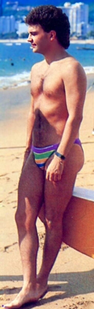 Manuel Mijares cantante en traje de baño bikini en su juventud en la playa