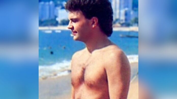 foto-manuel-mijares-en-traje-de-bano-bikini-en-su-juventud Fotos de manuel mijares en traje de baño de joven en la playa bikini