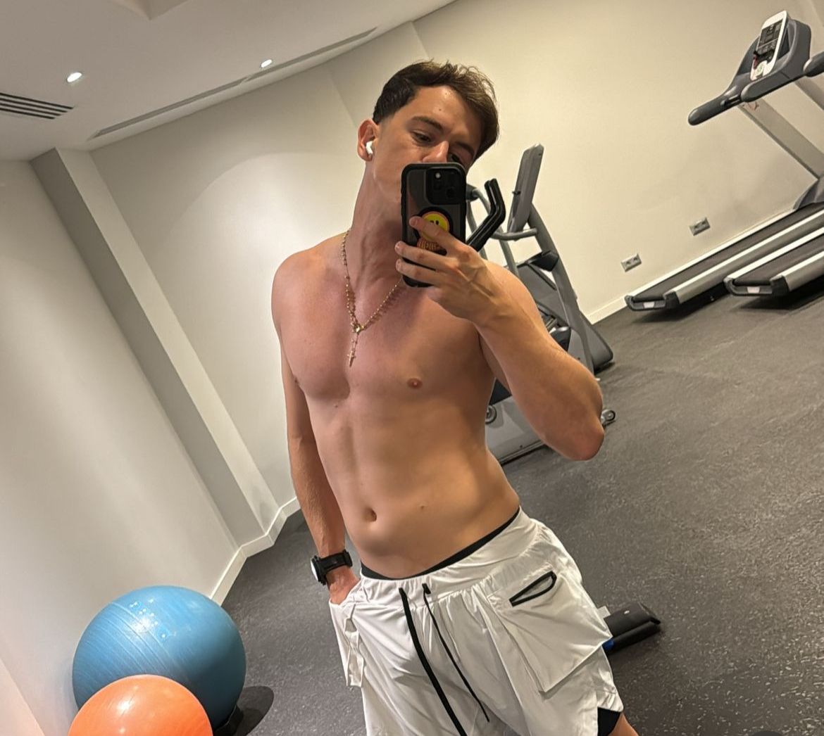 cantante puerto rico en el gym sin playera