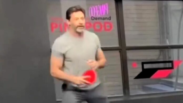 Hugh Jackman actor video wolverine pants pantalones deportivos grises ping-pong
