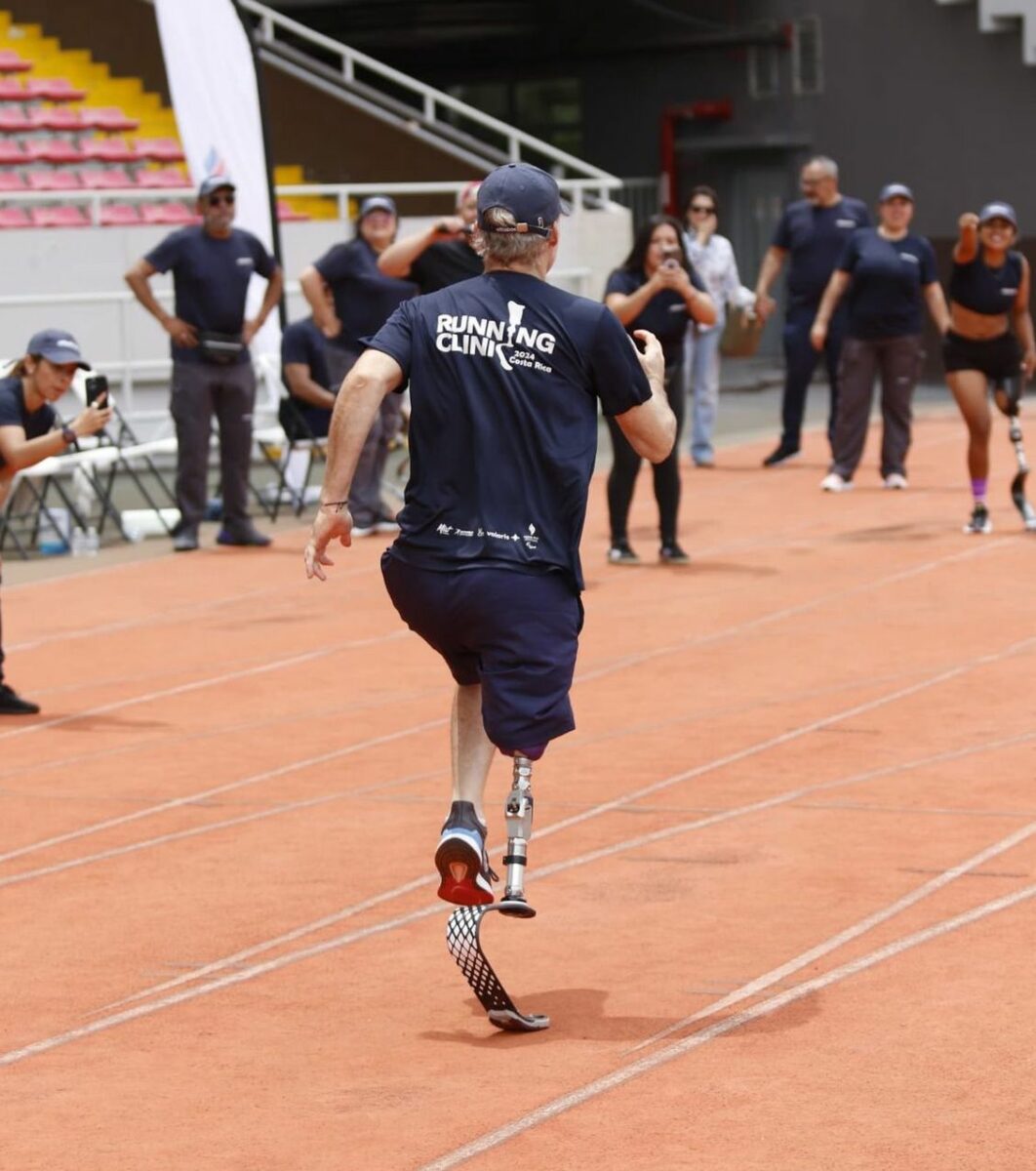 actor con prótesis corriendo