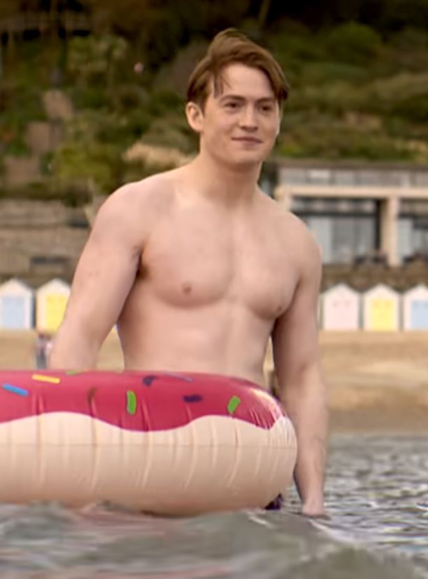 actor de heartstopper 3 en la playa