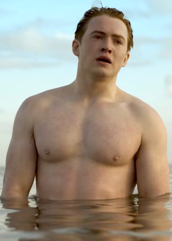 Kit Connor actor sin playera en la playa heartstopper 3