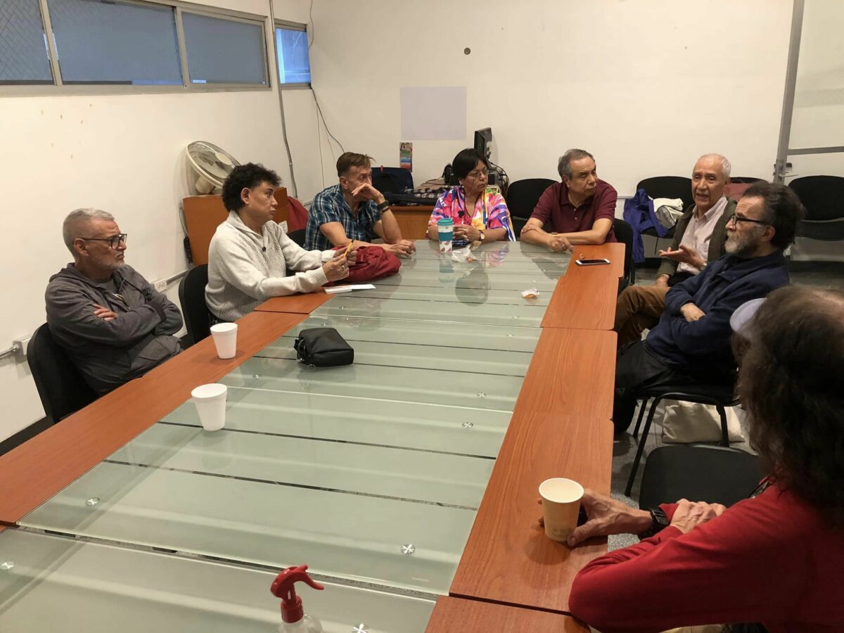 espacia LGBT+ vejeces diversas pintando arcoíris