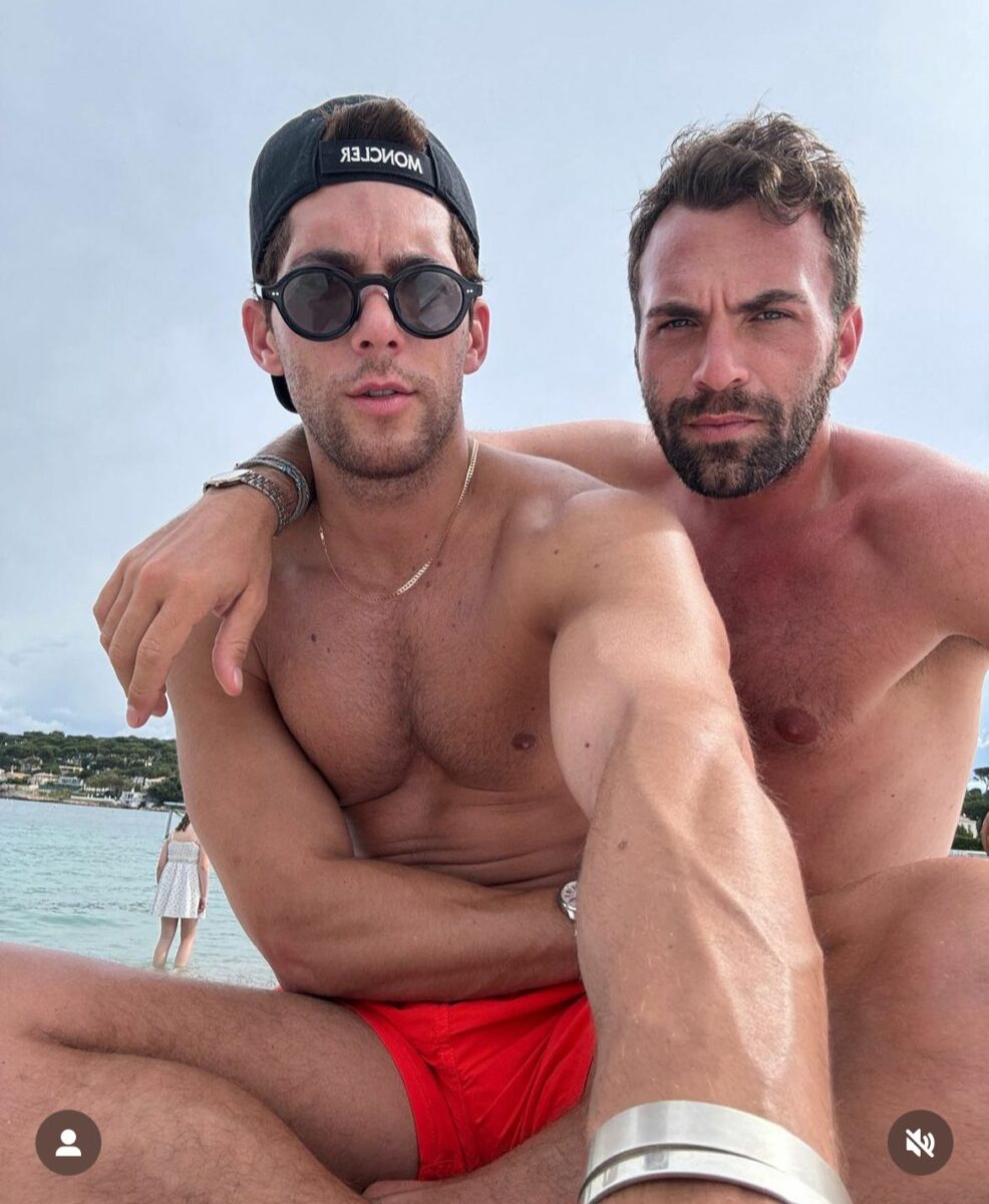 Artista con fred Cohen en la playa