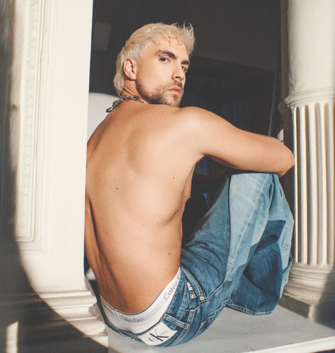 Johann Vera cantante sexualidad pareja sin playera LGBT+