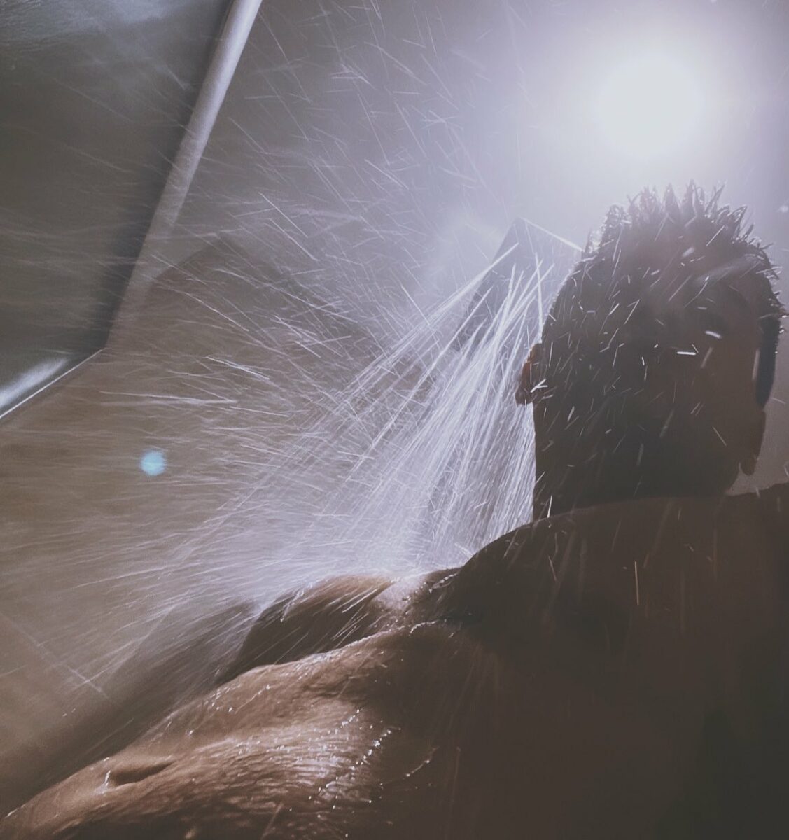 Carlos Quirarte en la ducha foto conductor al extremo