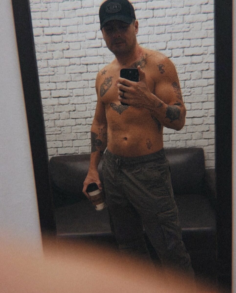 presentador de tv azteca sin playera