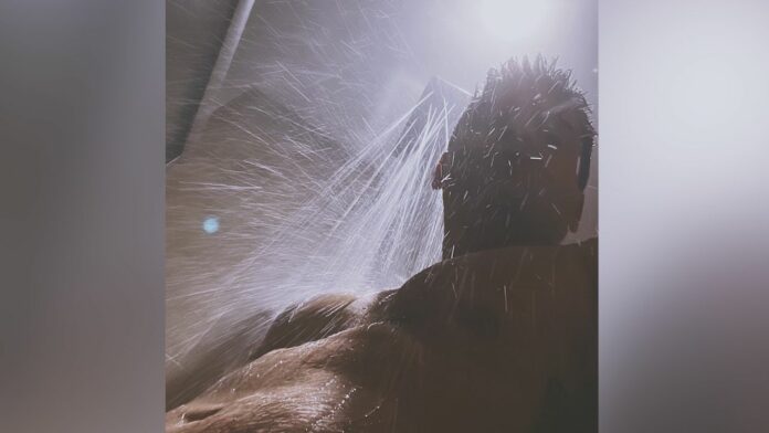 carlos quirarte conductor de al extremo fotos videos tv azteca sexualidad pareja gay en la ducha mojado