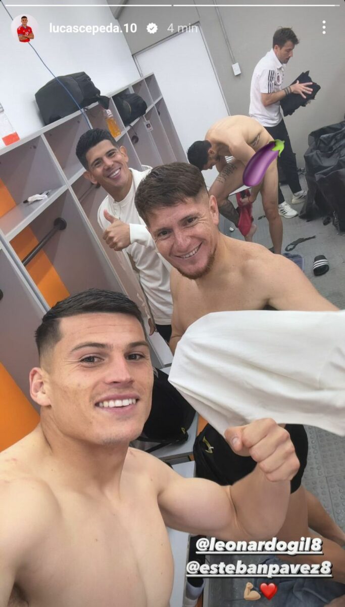 Colo colo futbolistas ramiro gonzález en el vestidor lucas cepeda leonardo gil y esteban pavez biografía foto