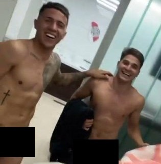 Enzo Fernández y Julián Álvarez foto en vestidor