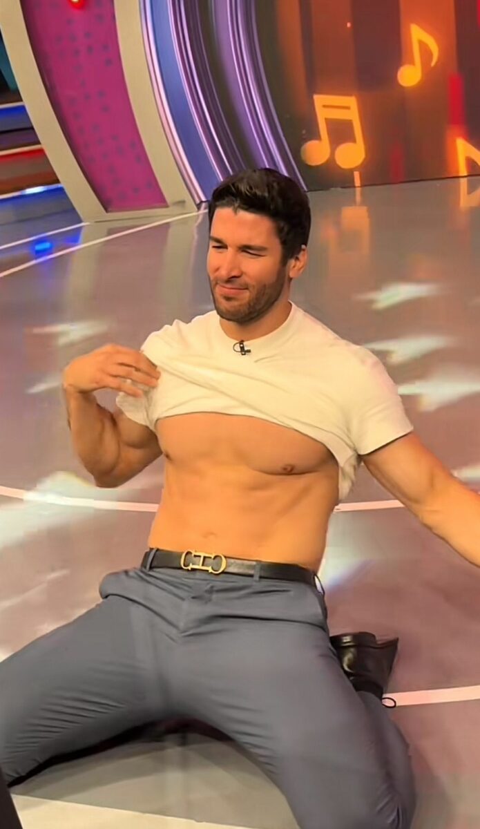 Kike Mayagoitia show stripper baile Venga la alegría sin playera