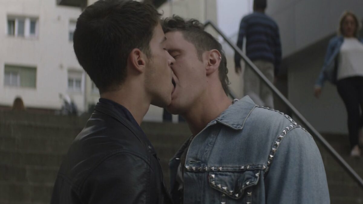 Manu Ríos y Joan Pedrola beso la edad de la ira