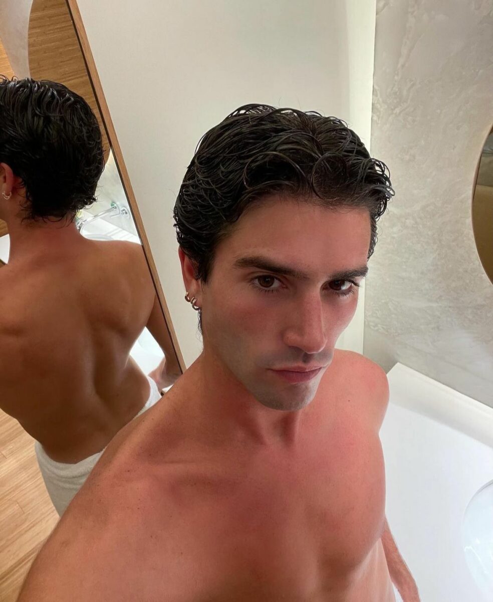 Marc Forné estilista y modelo en toalla