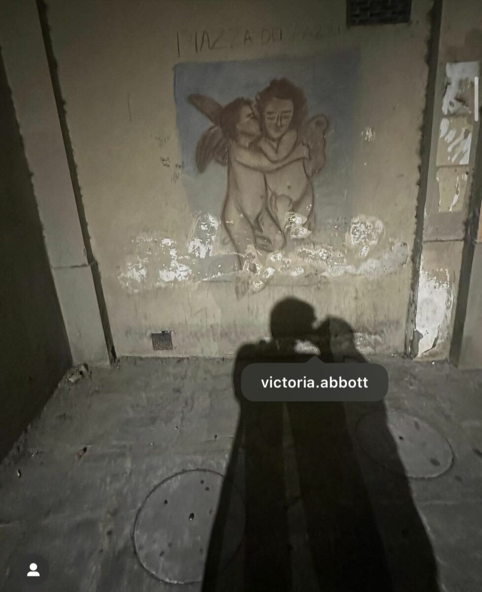 artista de monsters con su pareja victoria abbott