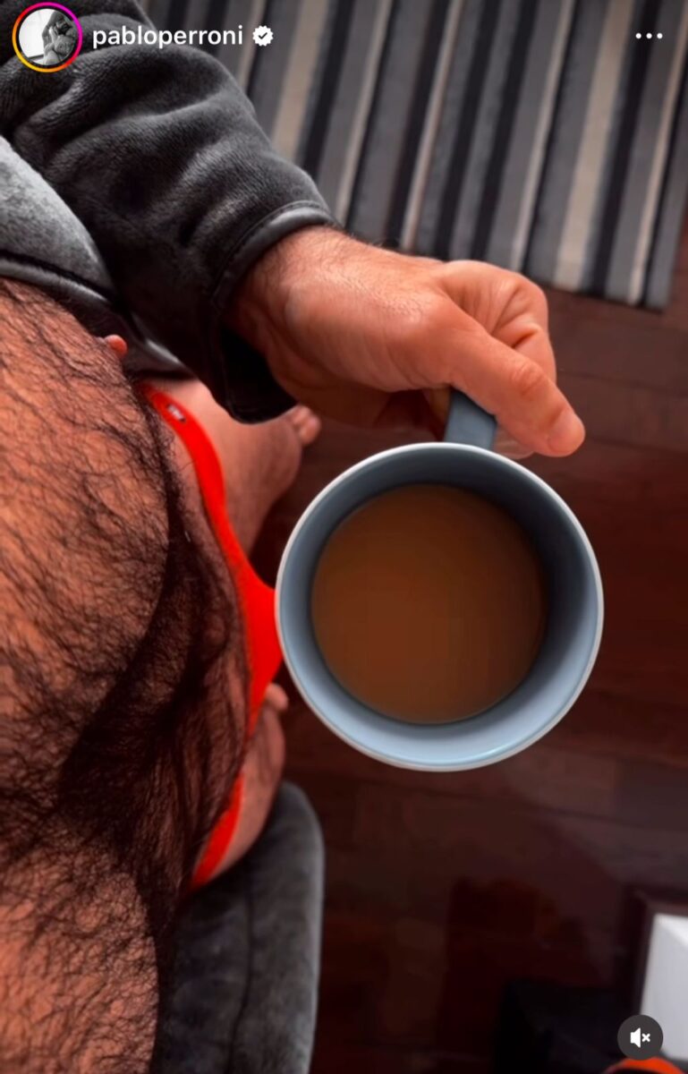 Pablo Perroni foto con taza de café en tanga