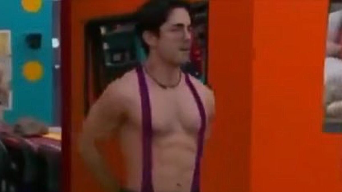 Sian Chiong con ropa interior y tirantes