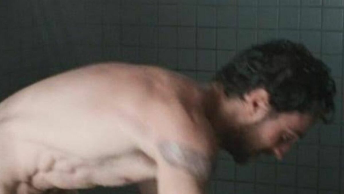 Aaron Taylor-Johnson actor en el baño ducha fotos 