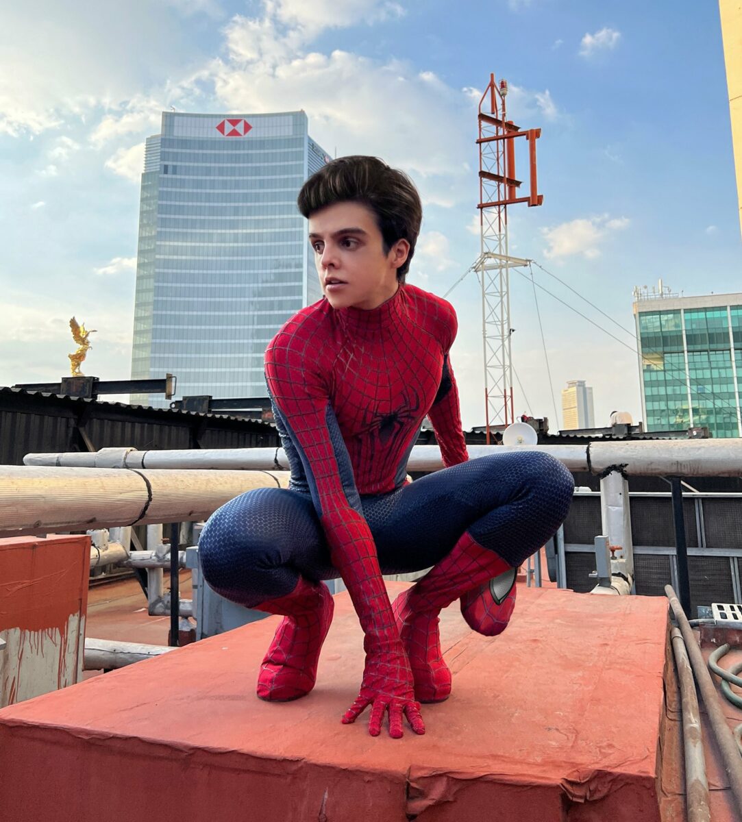 famosos con disfraz de spider-man andrés navy