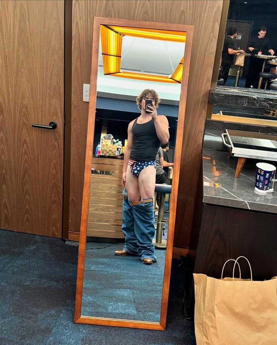 Benson Boone sin pantalones calzones