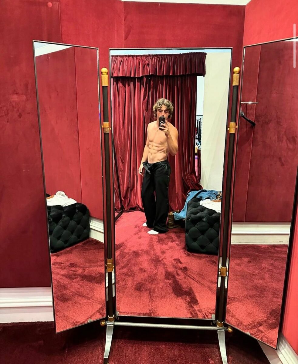 Benson Boone espejo selfie foto sin playera cantante