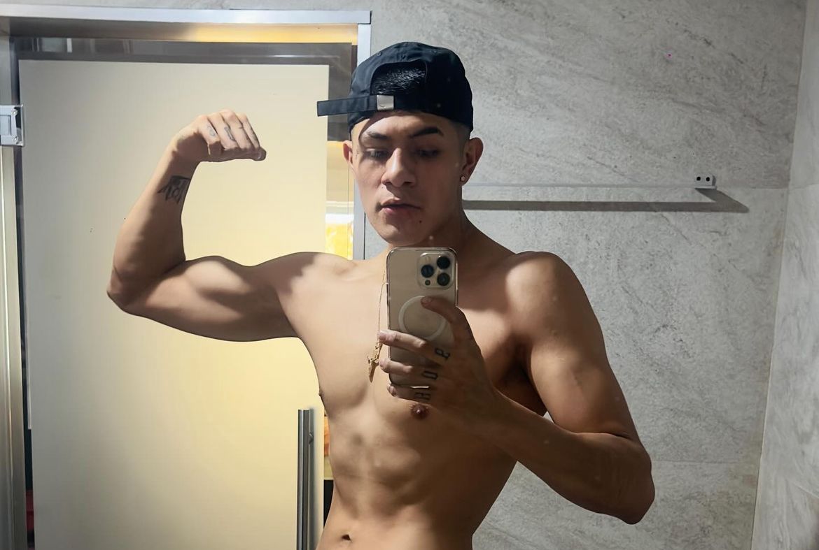 El bogueto foto sin playera en el baño cantante