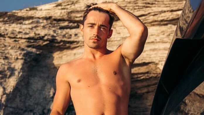 Charles Leclerc piloto de ferrari sin playera sexualidad pareja fotos videos novia biografía lgbt