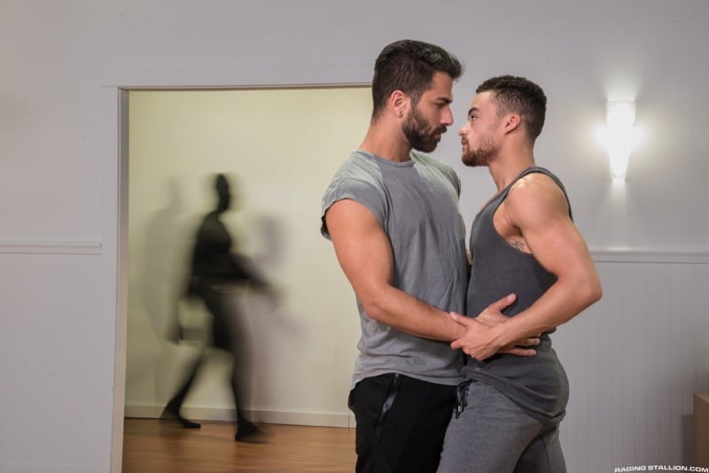 It's Coming escenas gay actores 