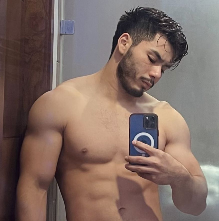 levantador de pesas mexicano sin playera en baño