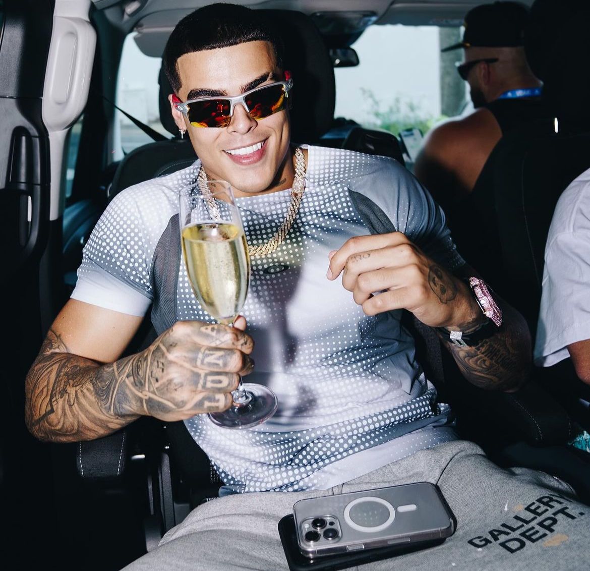 artista en pants grises