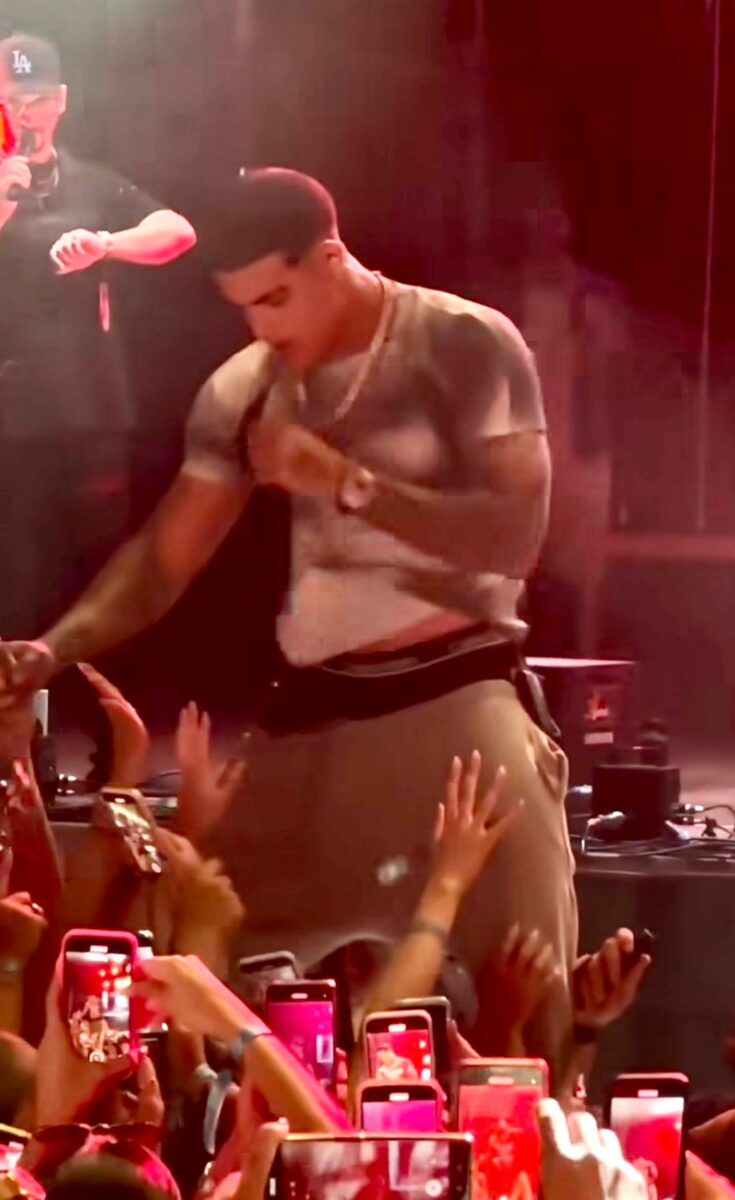 Lunay fotos videos concierto le bajan pantalones