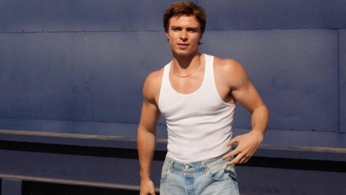 Nicholas Alexander Chavez actor monsters lyle menendez biografía sexualidad pareja gay novia father charlie grotesquerie