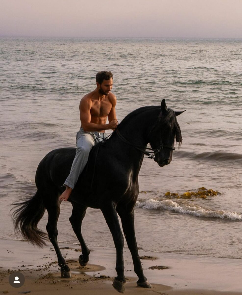 Payton Koch hermano gemelo de cooper koch en caballo a la orilla del mar