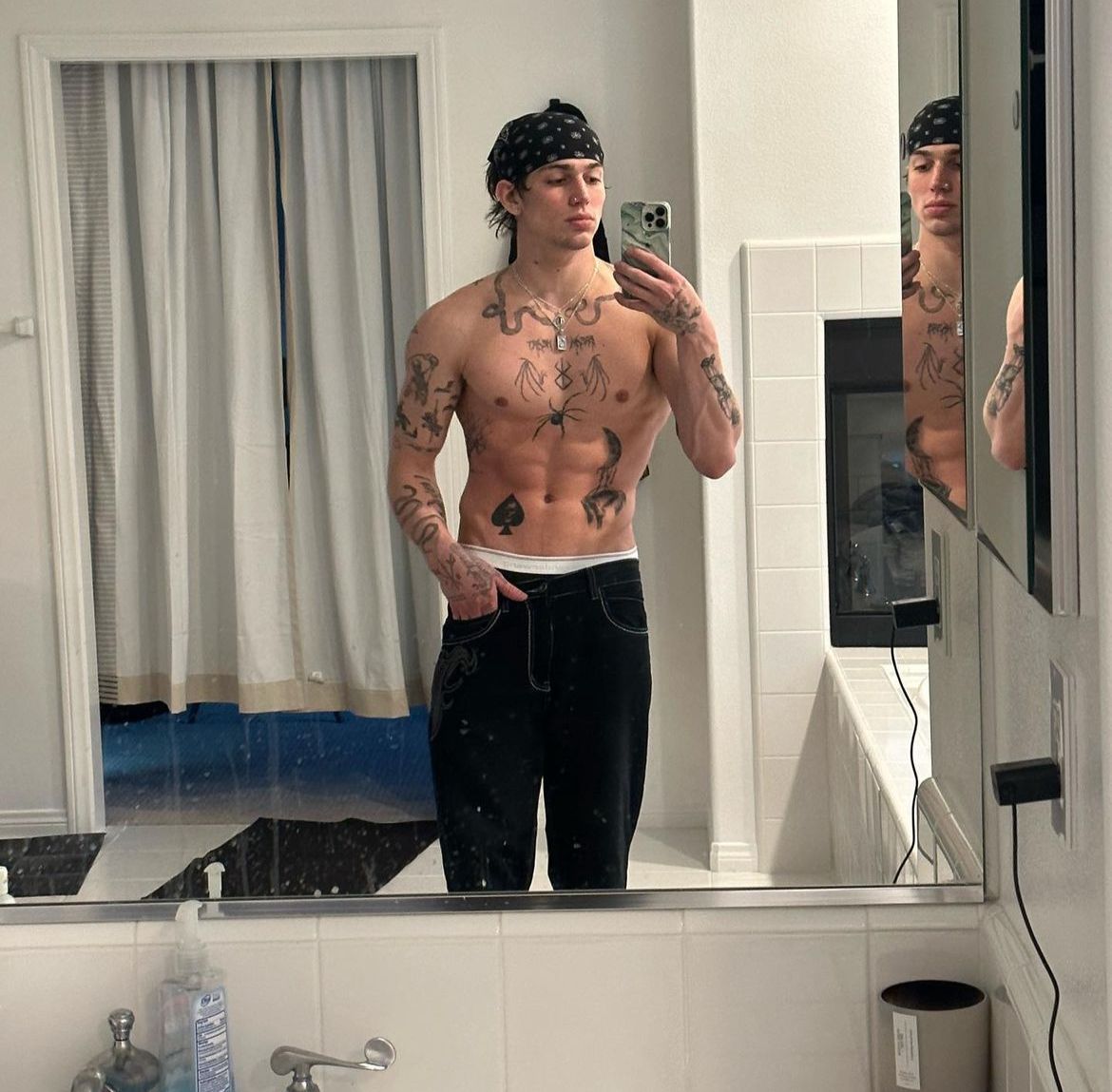 Vinnie Hacker modelo que estuvo con troye sivan