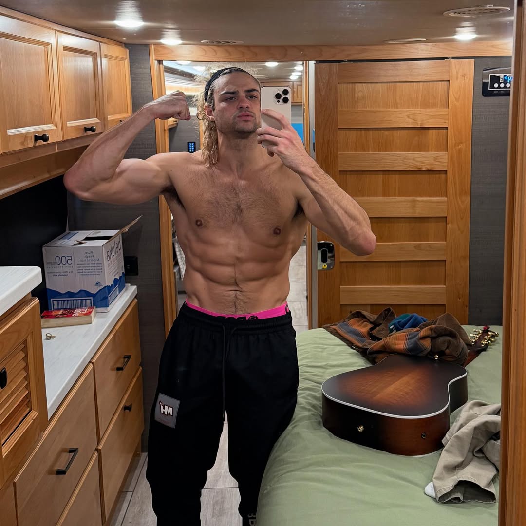 Noah Centineo músculos 2025 cuerpo