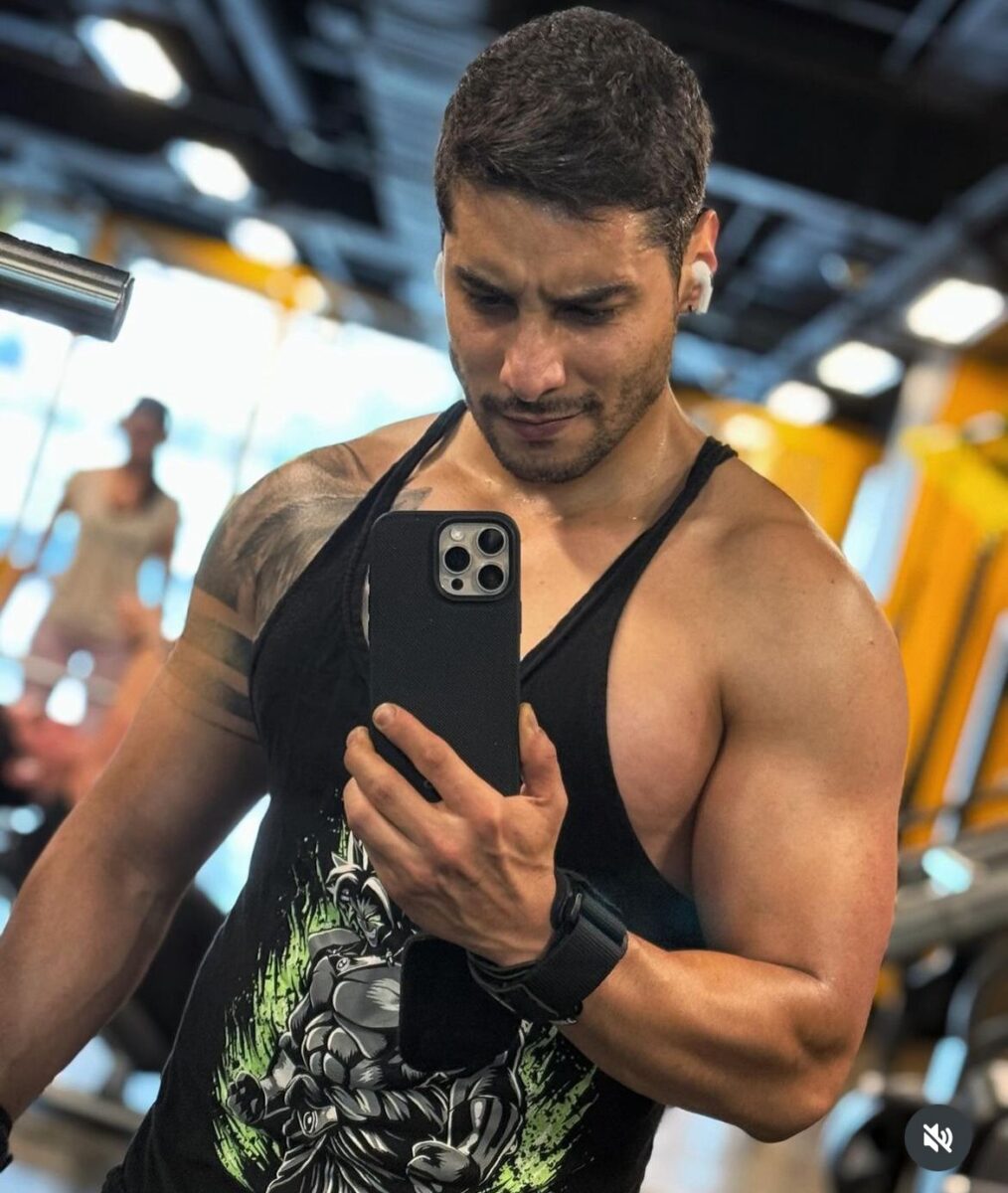 Álex Perea en tank top gym