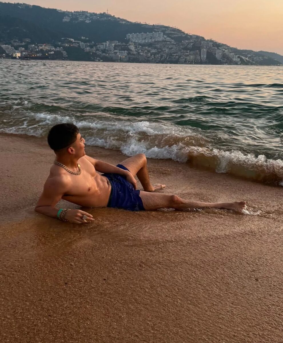 cantante en la playa acapulco