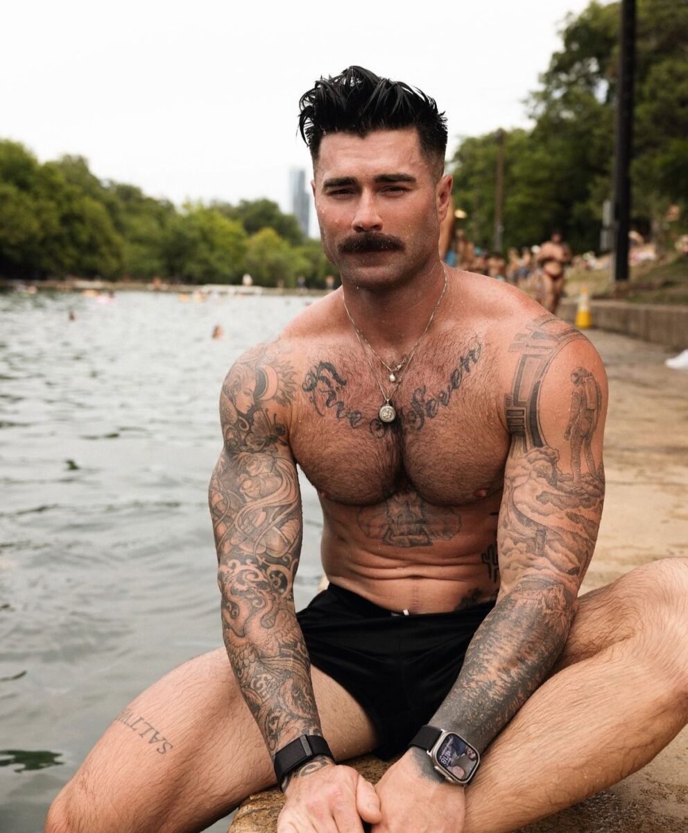 Kyle Krieger sin playera tatuajes actor modelo onlyfans gay