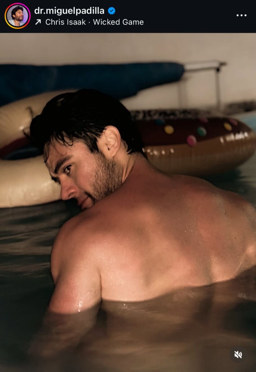 Doctor Miguel Padilla de espaldas en la alberca