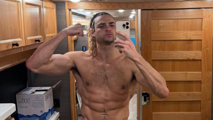 Noah Centieo actor sexualidad pareja sin playera gay fotos videos street fighter