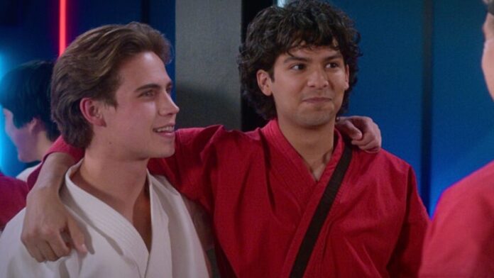 Cobra kai personajes gay robby miguel lgbt serie netflix tanner buchanan y xolo maridueña