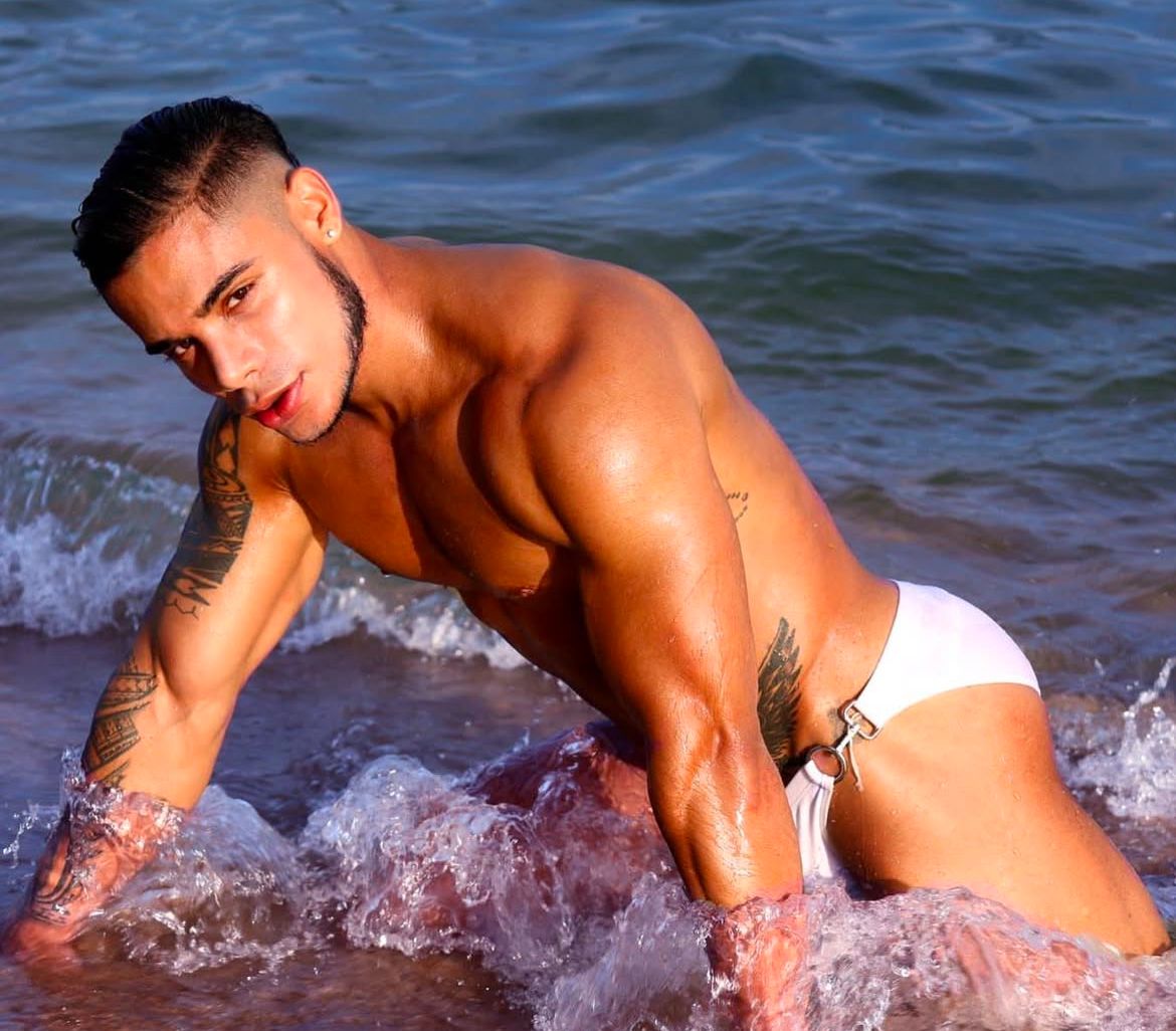 Randy Junior en traje de baño en el mar