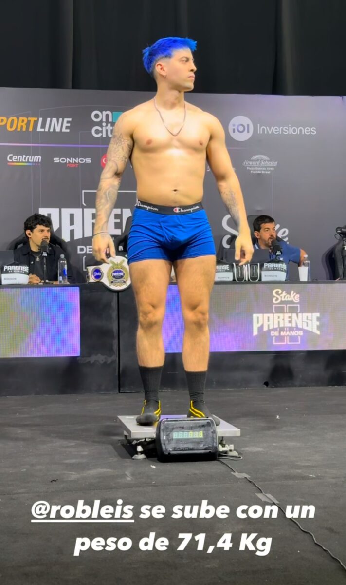 Robleis en ropa interior azul calzones box