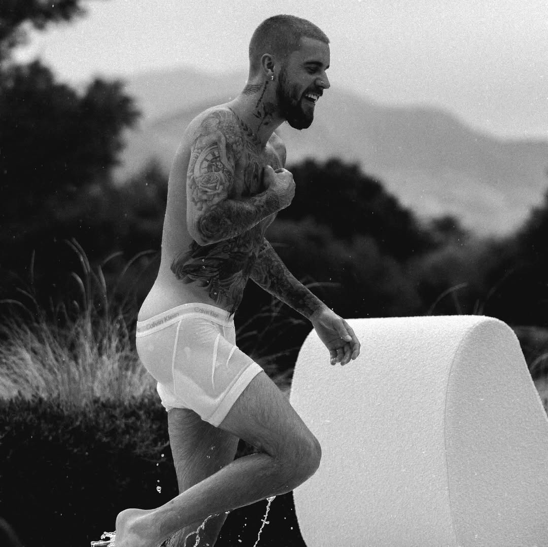 Justin Bieber en calzones calvin klein mojados