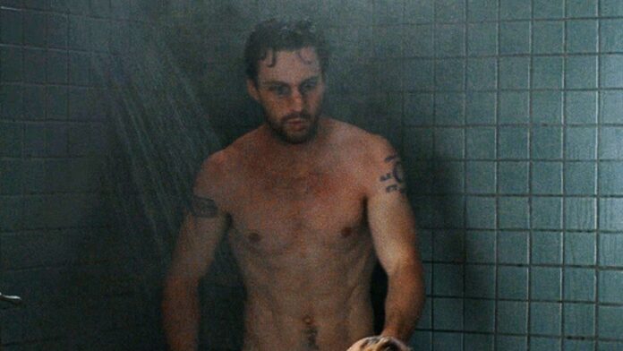 Aaron Taylor Johnson actor escena en el baño ducha videos fotos a million little pieces