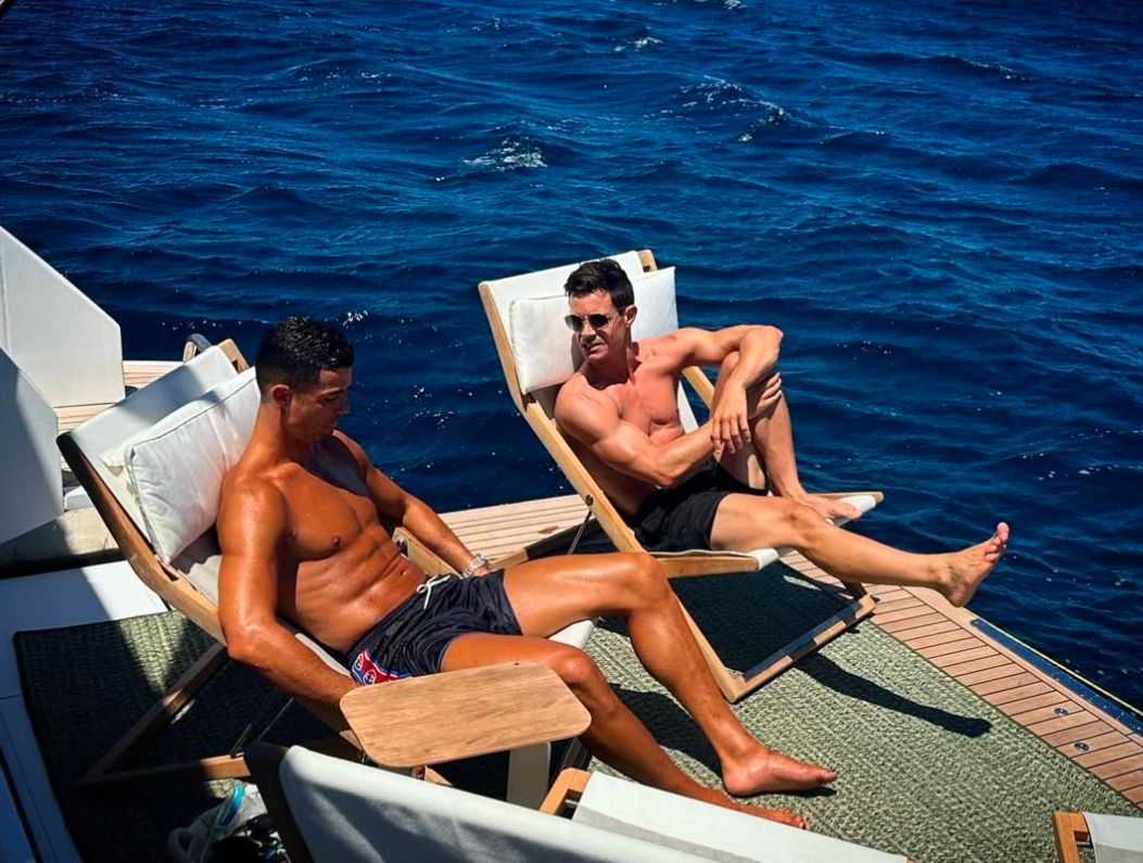 Cristiano Ronaldo y Edu Aguirre en camastros