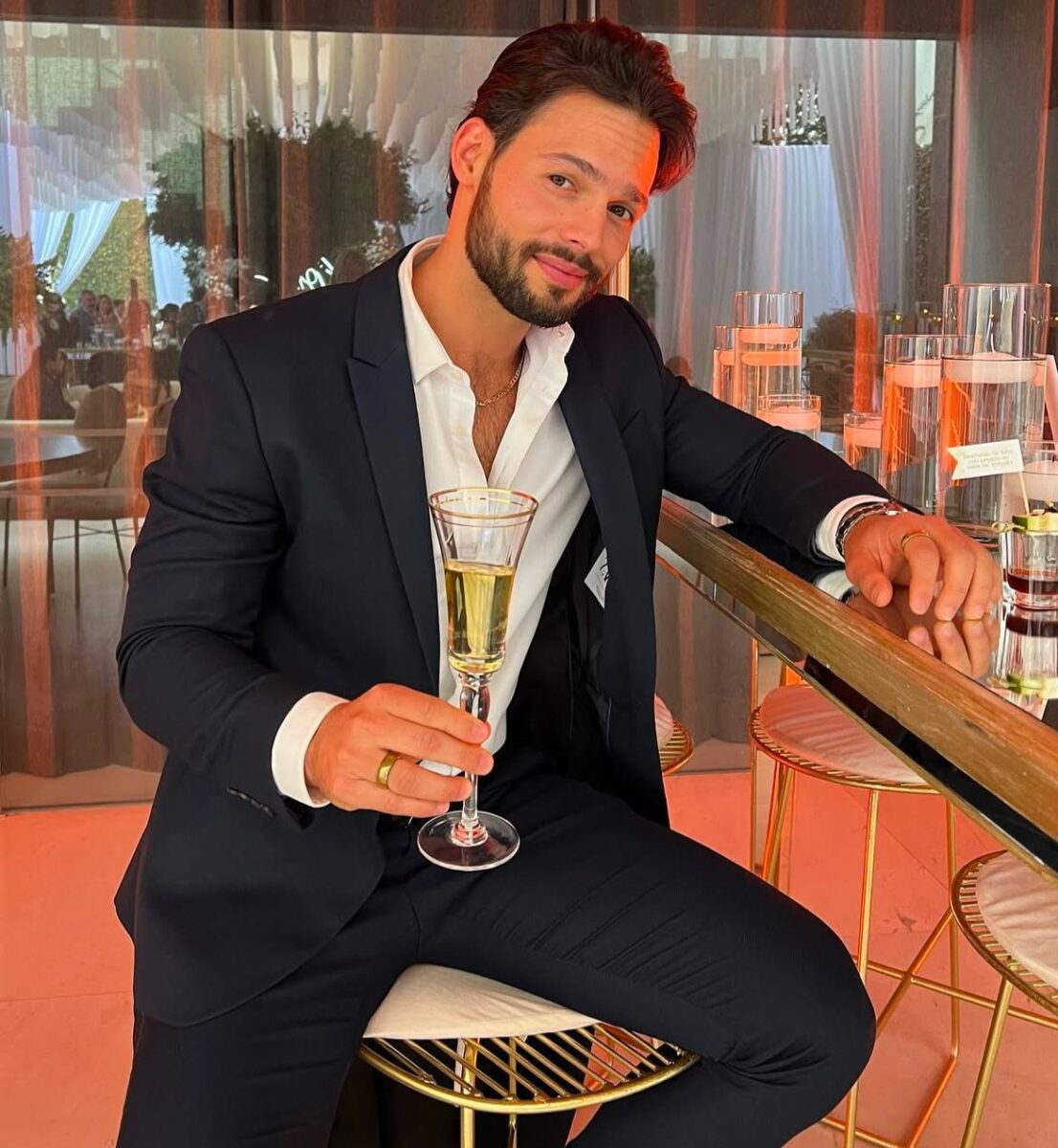 Emmanuel Palomares actor con traje