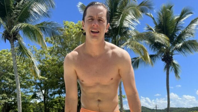 Guaynaa cantante sin playera en alberca puerto rico 2024 traje de baño