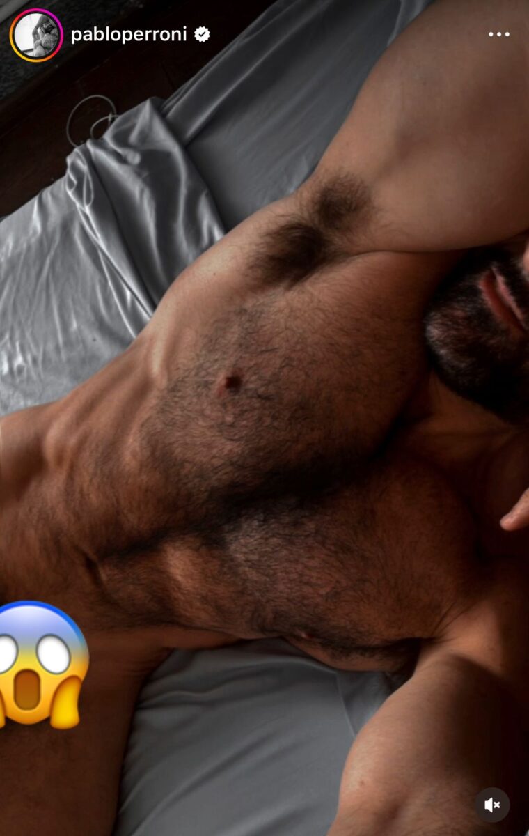 actor mexicano bisexual en cama