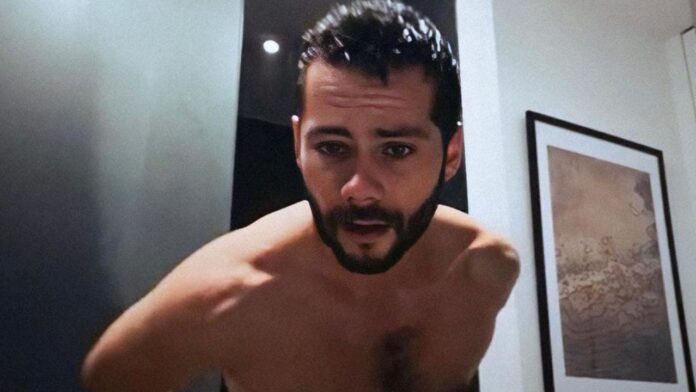 Dylan O'Brien en serie gay The Other Two escena en la ducha sin ropa playera twinless película